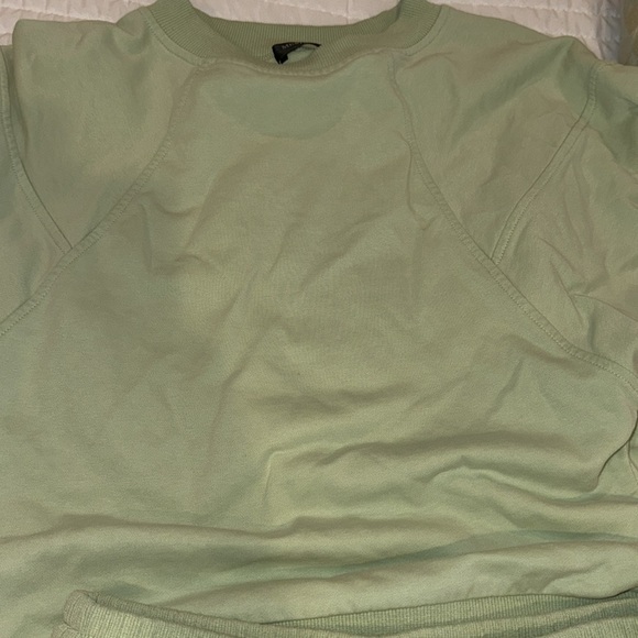 Sweatshirt and Shorts Set - Picture 3 of 6